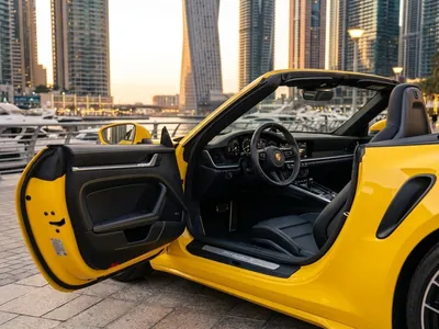 Porsche 911 Turbo S Cabriolet à louer à Dubaï, intérieur