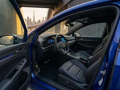 VW Golf R للإيجار في دبي، المقصورة الداخلية