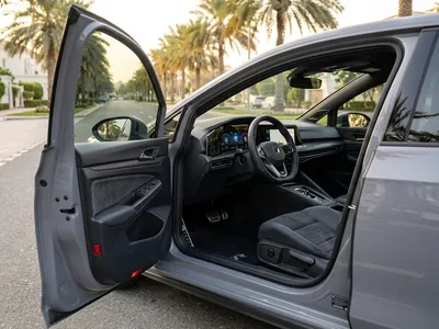 VW Golf 8 R-Line à louer à Dubaï, intérieur