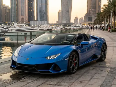 Lamborghini Huracán Evo Spyder للإيجار في دبي، منظر أمامي