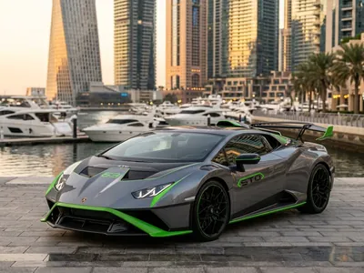 Lamborghini Huracán STO للإيجار في دبي، منظر أمامي