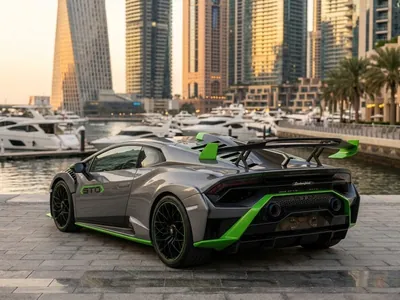 Lamborghini Huracán STO à louer à Dubaï, vue arrière