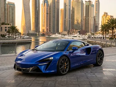 McLaren Artura للإيجار في دبي، منظر أمامي