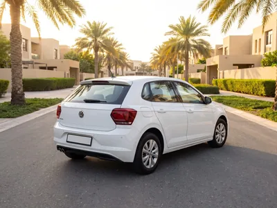 VW Polo Blanche à louer à Dubaï, vue arrière
