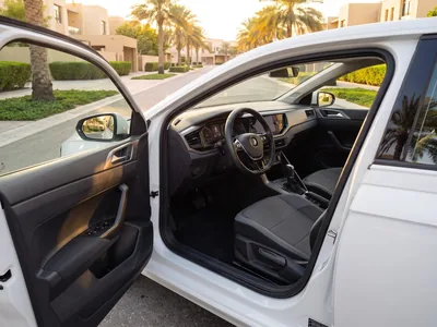 VW Polo Blanche à louer à Dubaï, intérieur