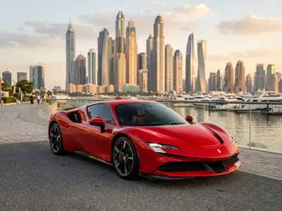 Ferrari SF90 Stradale للإيجار في دبي، منظر أمامي
